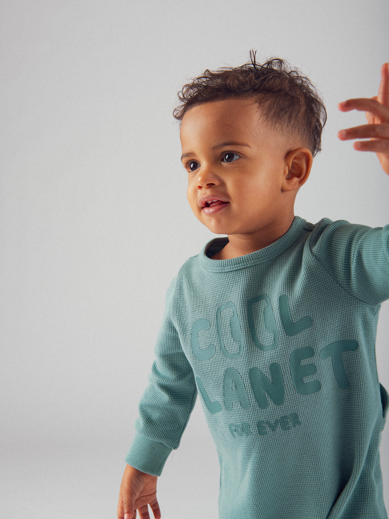 Pijama verde "Good Vibes" em malha texturizada para bebé rapaz