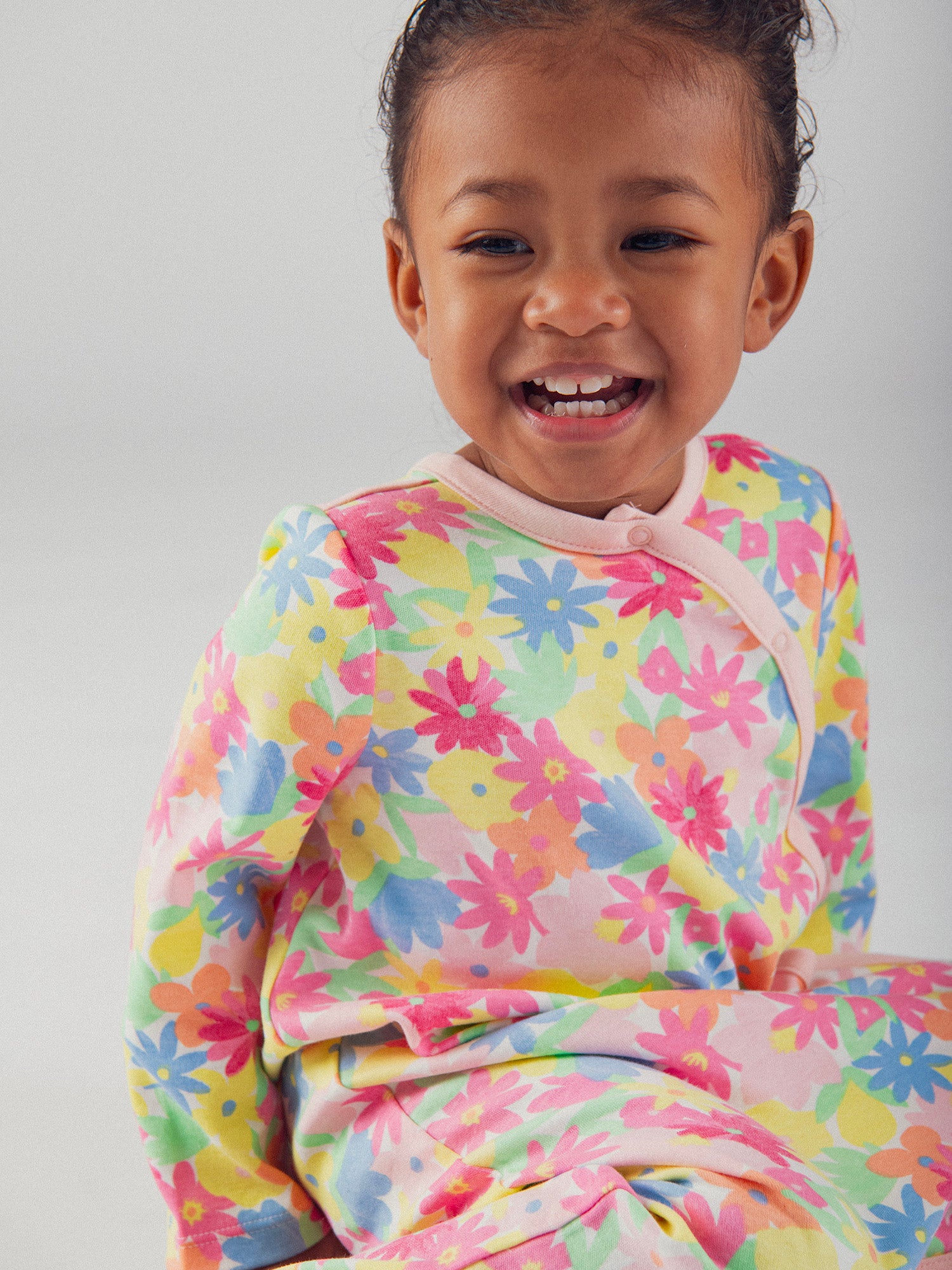 Grenouillère écrue avec imprimé intégral fleurs multicolores pour bébé fille