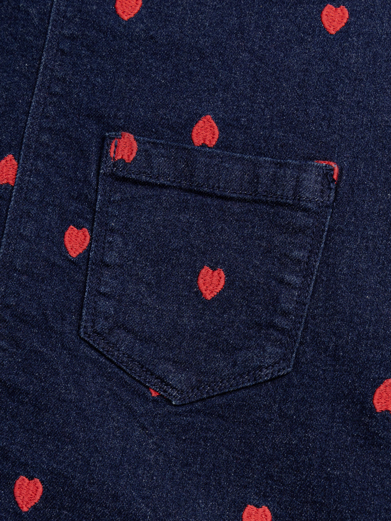 Vestido-salopette azul em denim com bordados de coração para meninas