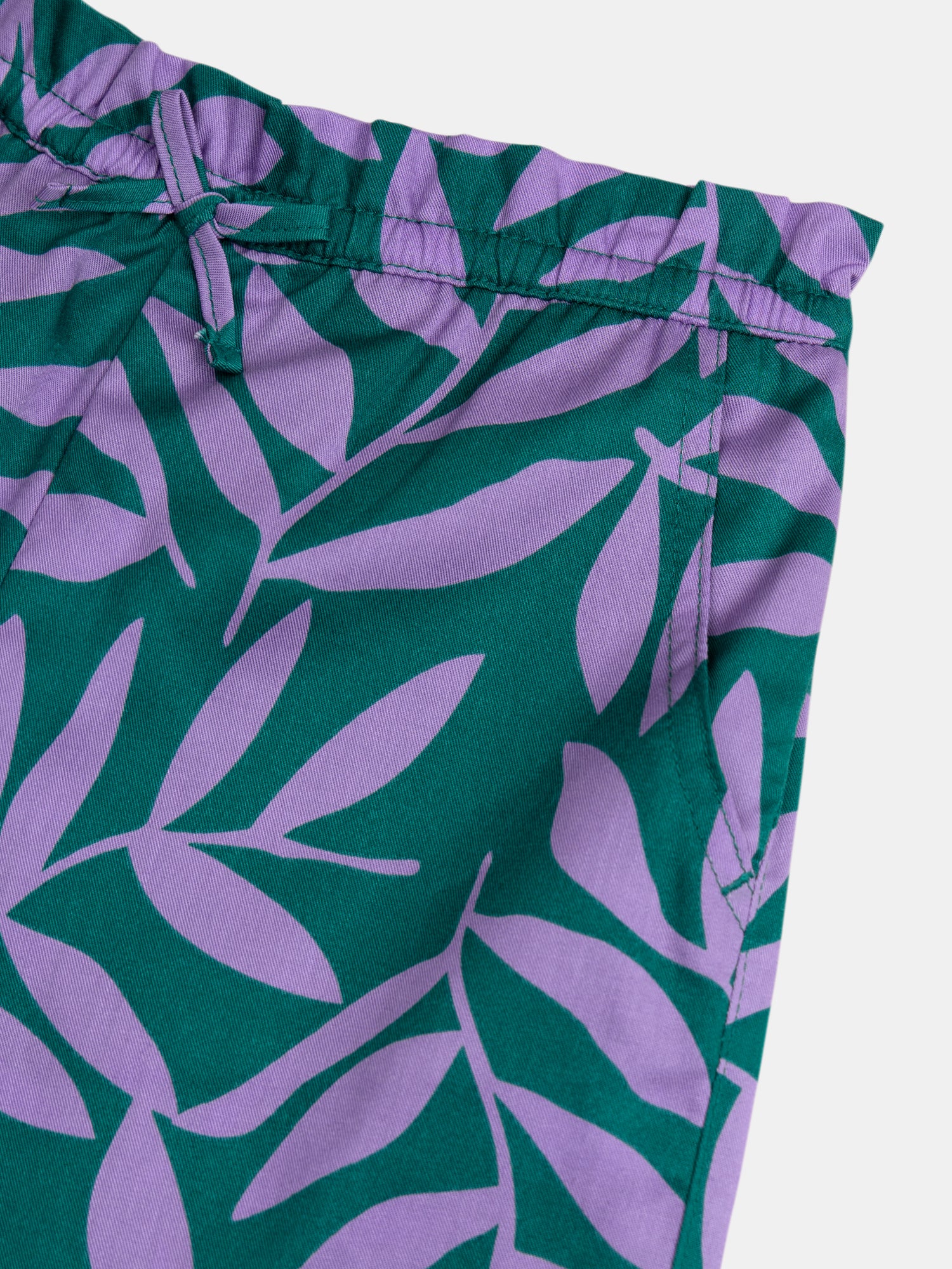 Calças verdes com estampa de folhas para meninas