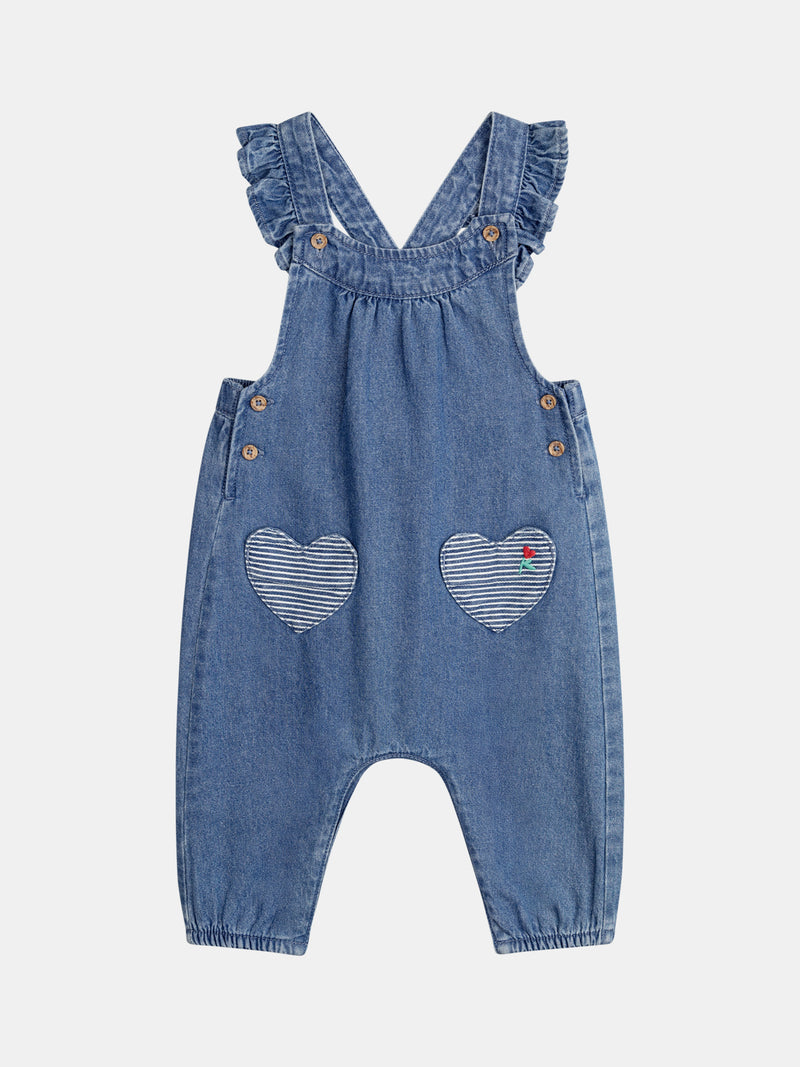 Macacão de denim com bolsos de coração bordados para menina
