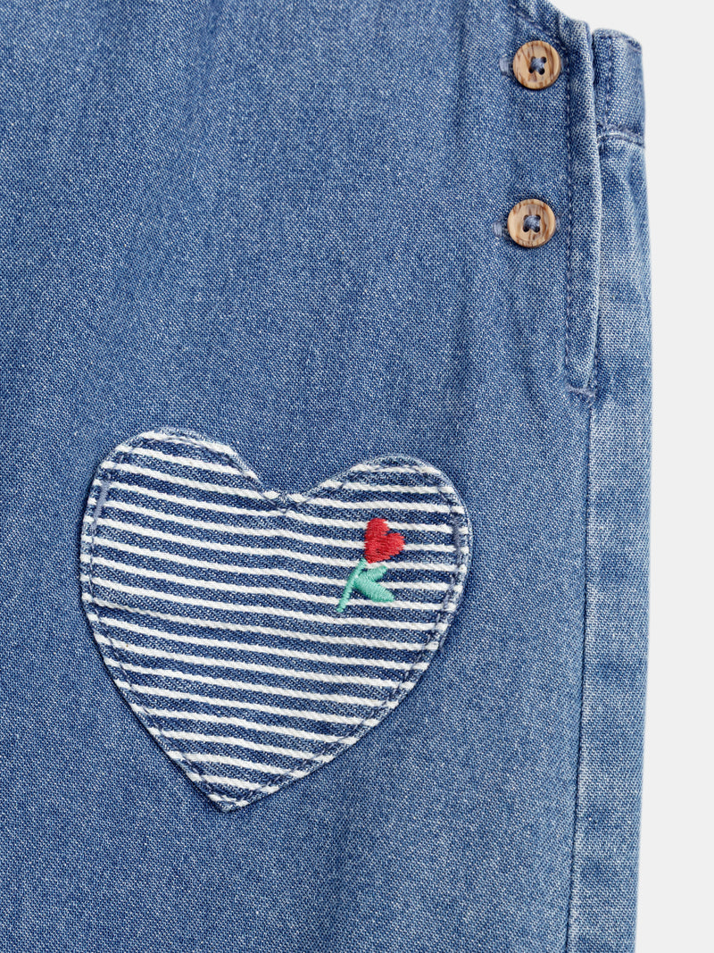 Macacão de denim com bolsos de coração bordados para menina