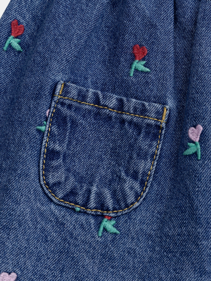 Vestido em denim com bordados de corações florais para bebé menina