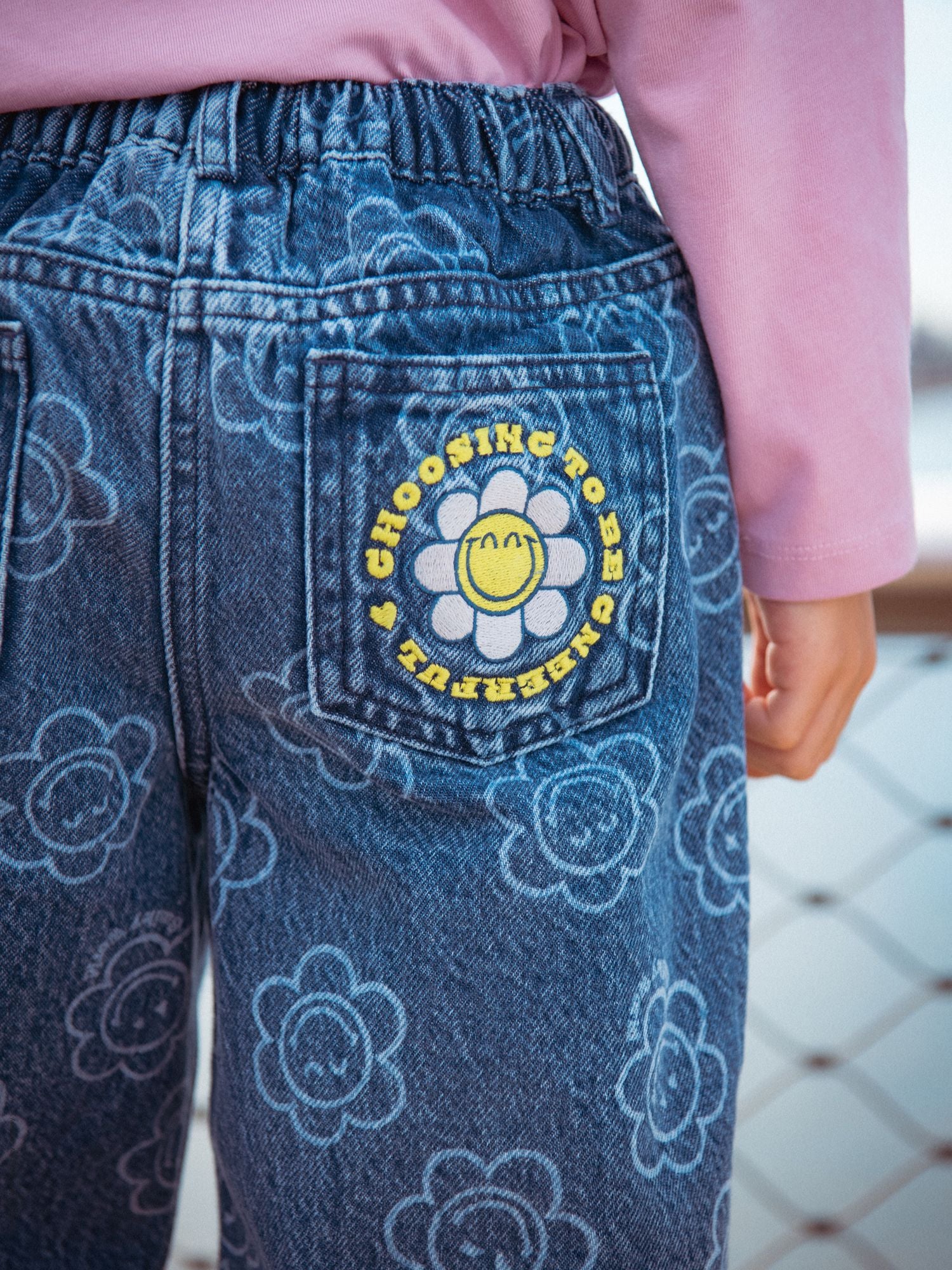 Jean bleu à imprimé SMILEYWORLD fleurs pour fille