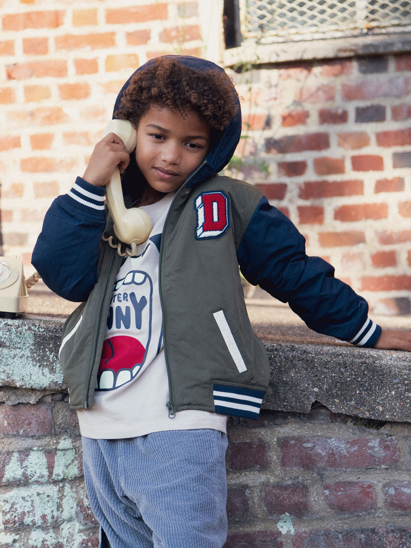Casaco colorblock com capuz para menino