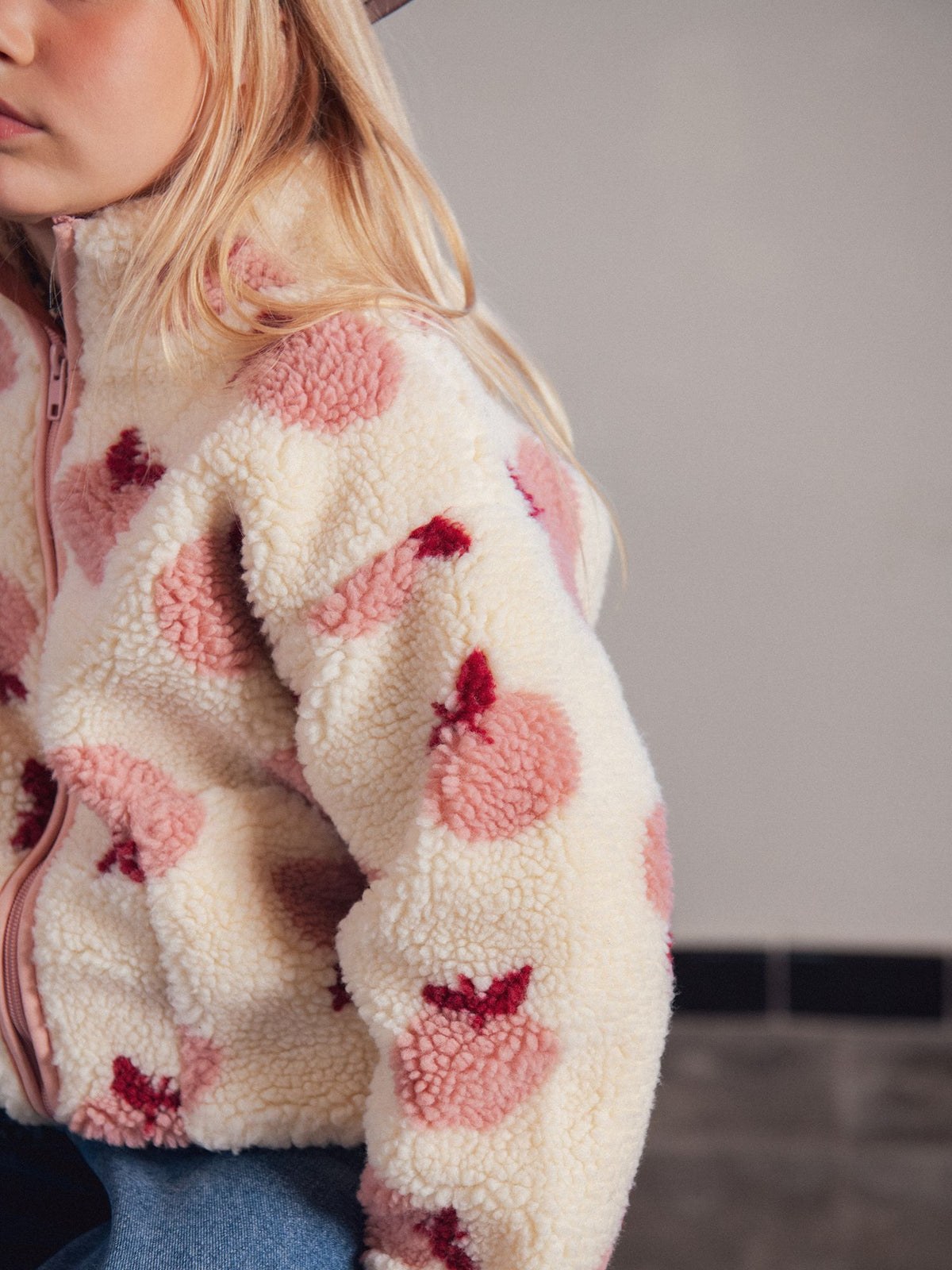 Cardigan ecru com estampa de maçãs para meninas