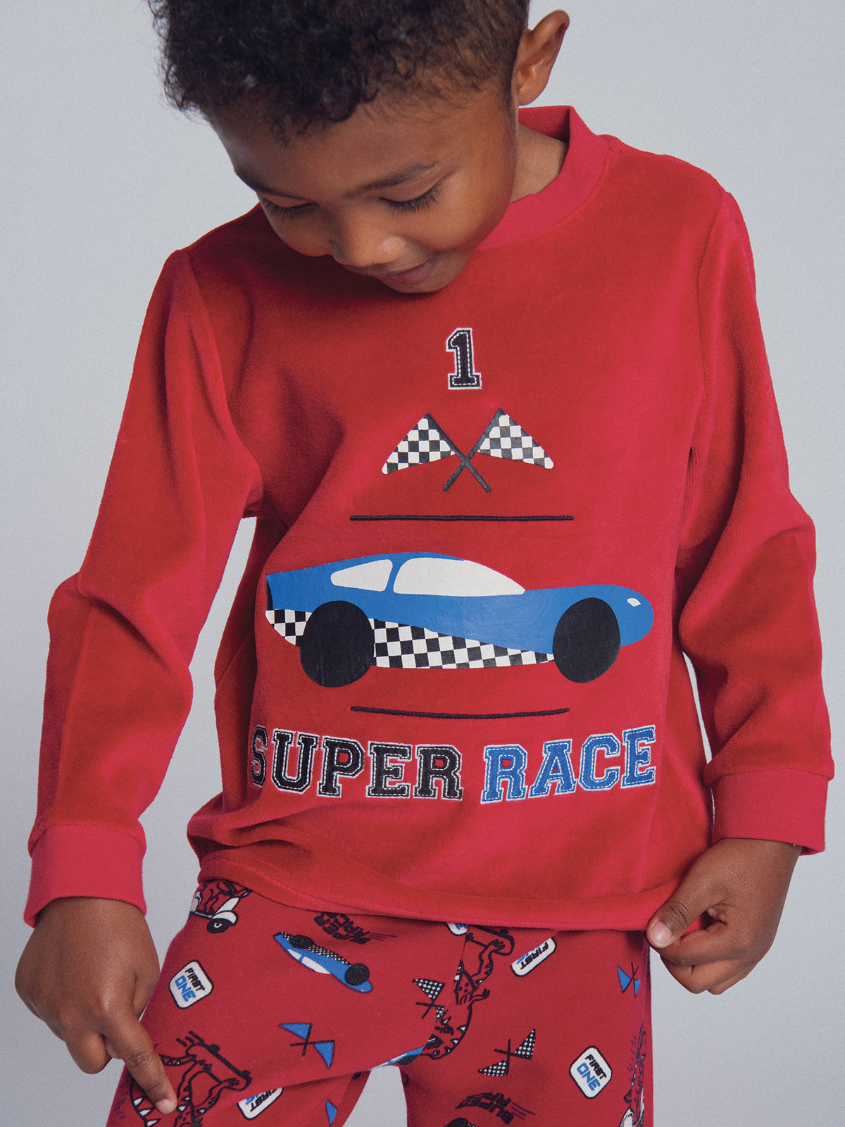 Pijama de veludo 2 peças com padrão de carro de corrida para meninos