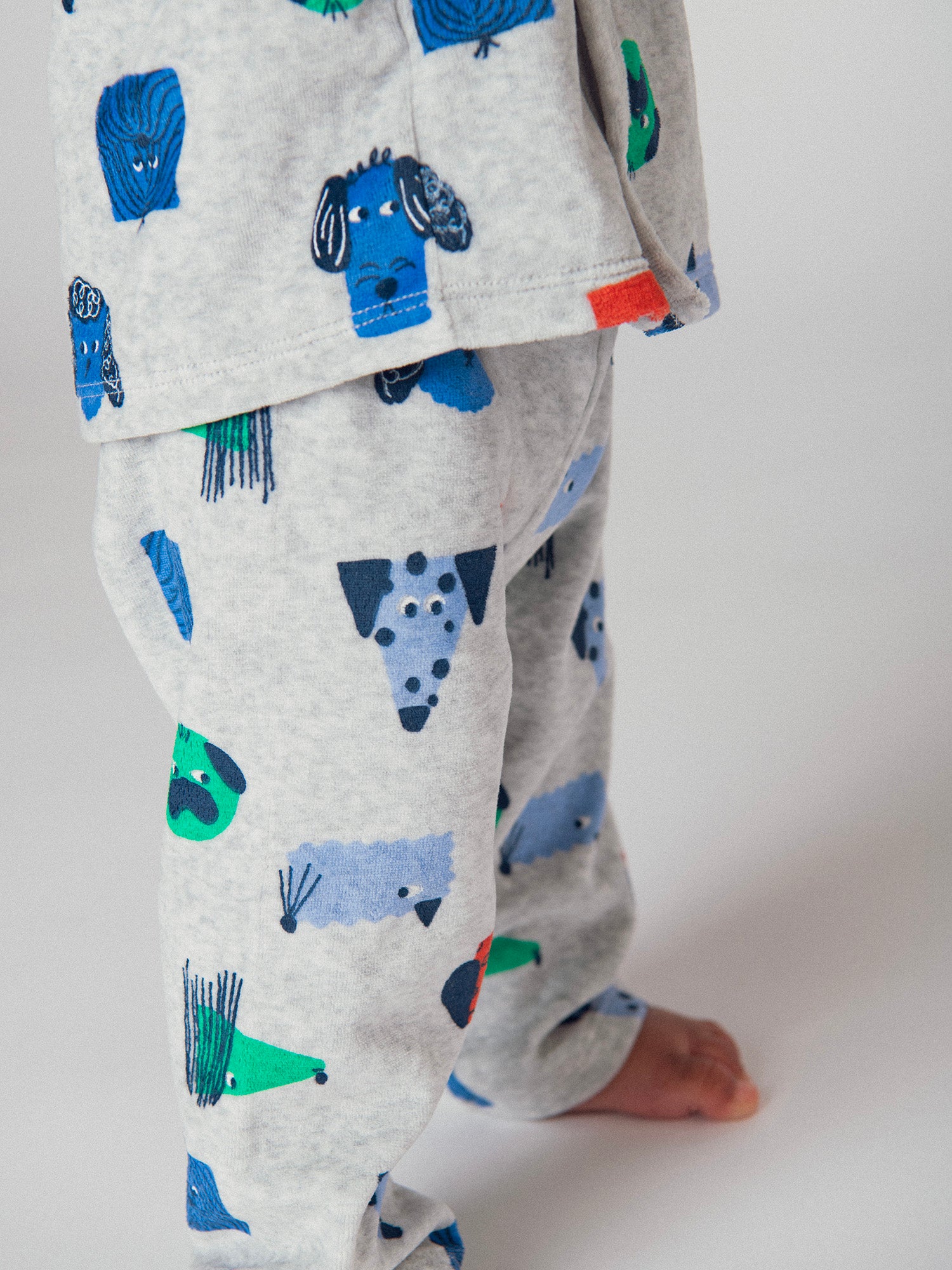 Pijama de 2 peças cinzento mesclado com estampado de cães para menino bebé