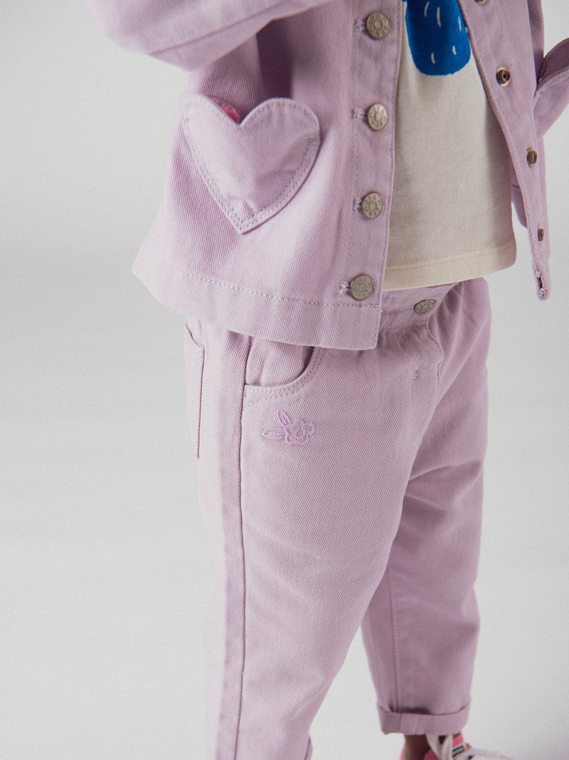 Casaco lilás de twill com bolsos em forma de coração para menina