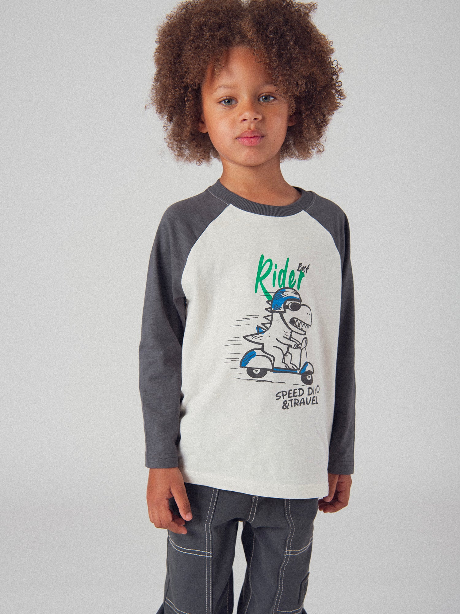 T-shirt ecru com mangas contrastantes e animação de dinossauro para rapazes