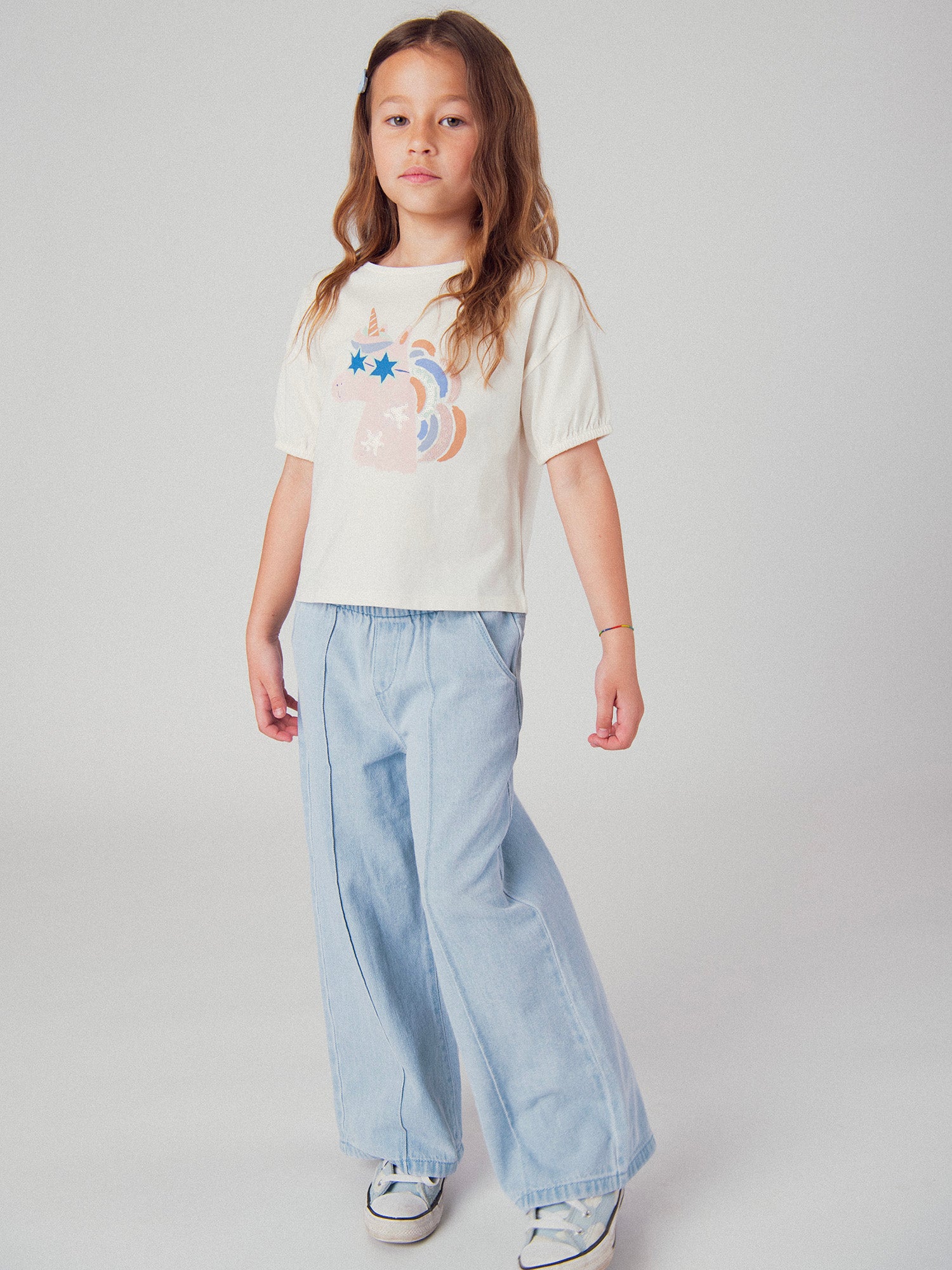 Calças em denim azul claro com bolsos para meninas