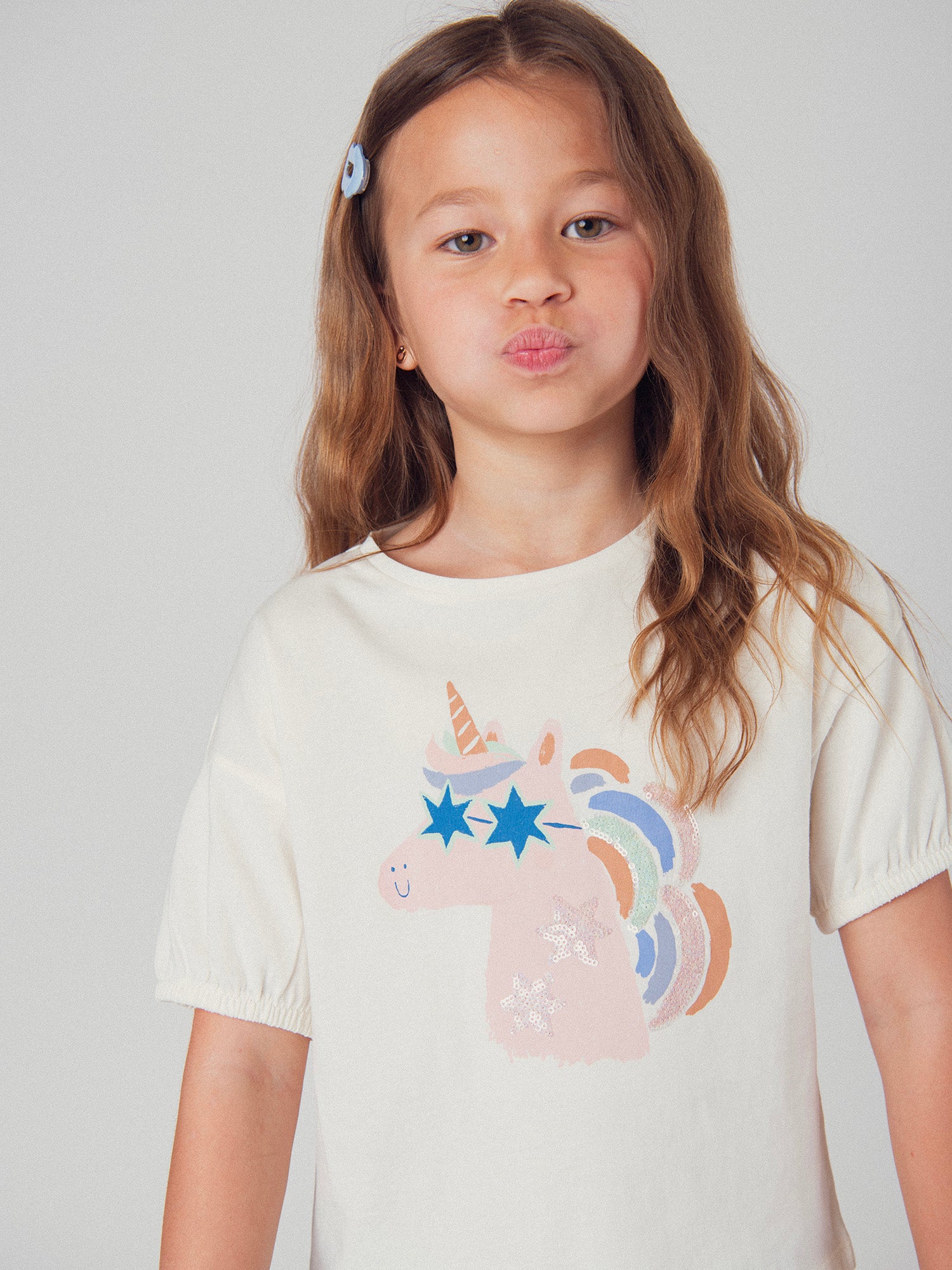 T-shirt creme com animação de cabeça de unicórnio para meninas