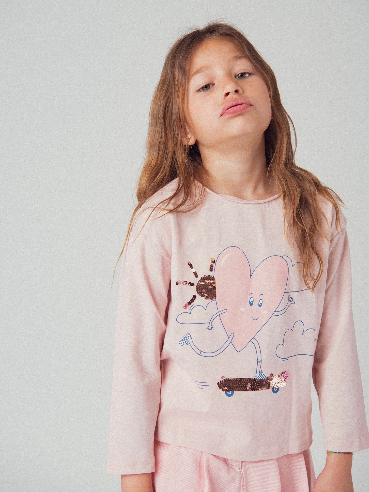 T-shirt rosa claro com animação de coração para meninas