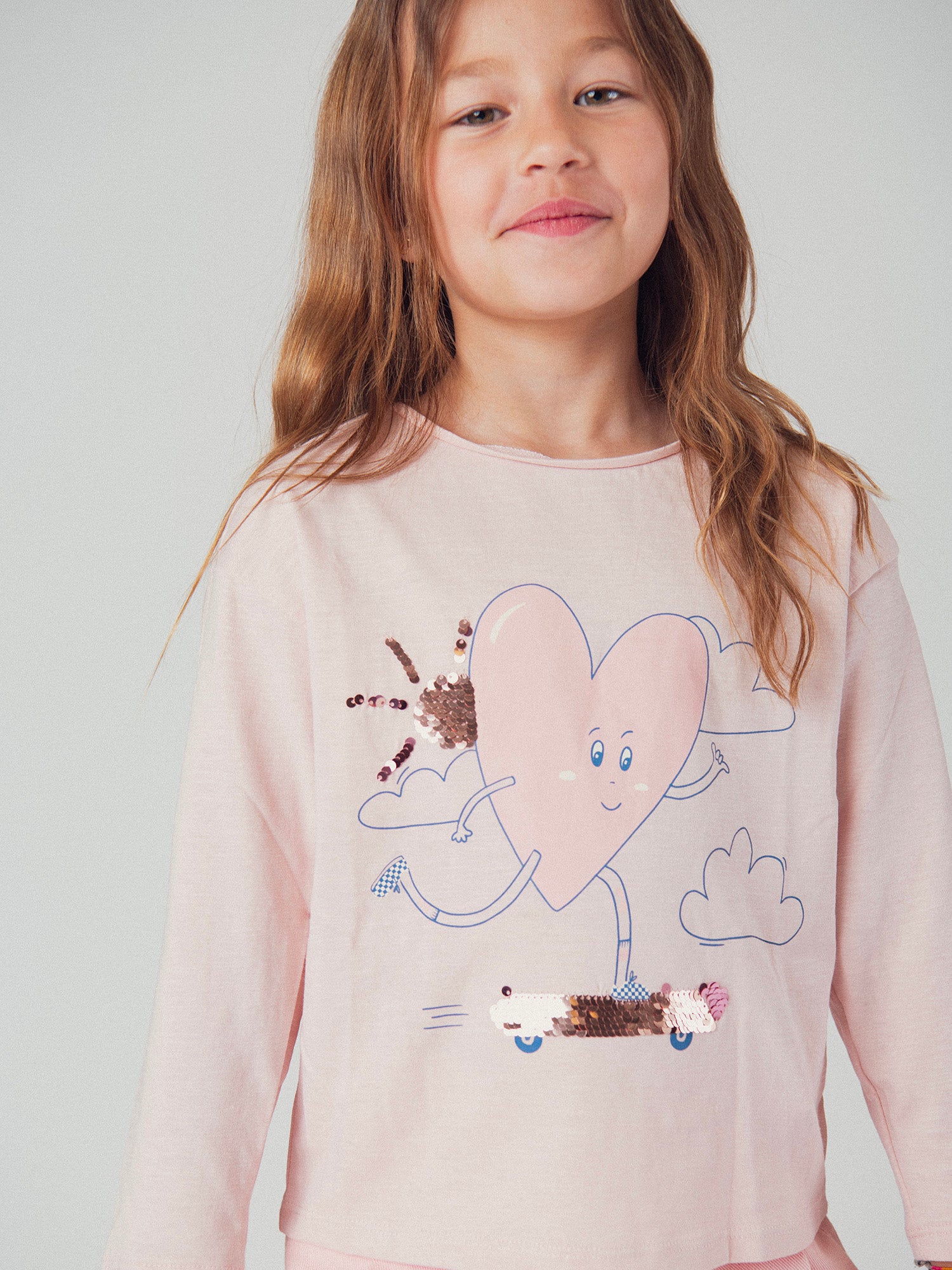 T-shirt rosa claro com animação de coração para meninas
