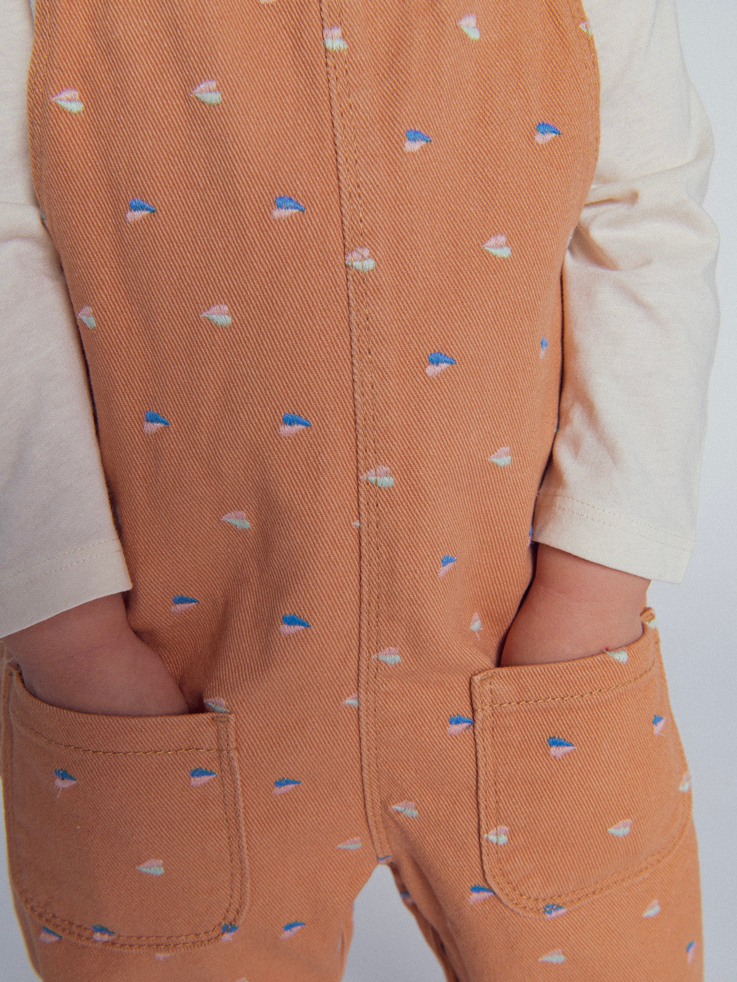 Jardineira de twill "caramelo" com bordados de corações para menina