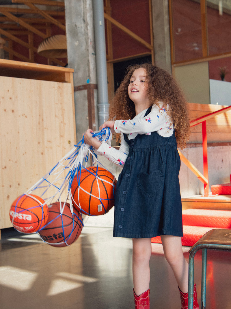 Vestido de denim azul com bolsos em forma de coração para meninas