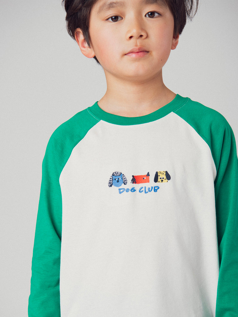 T-shirt creme de mangas longas com mangas verdes e bordado de cabeças de cães para menino