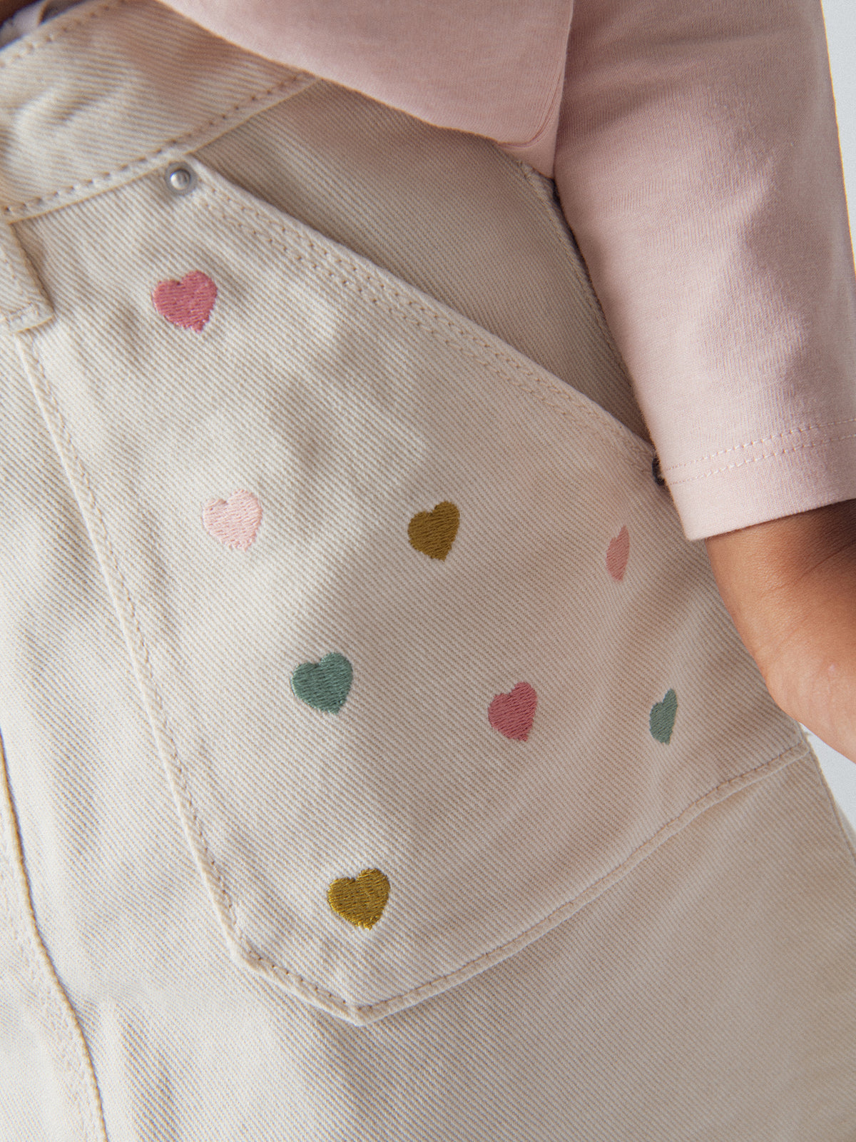 Saia bege com bordados de corações para menina