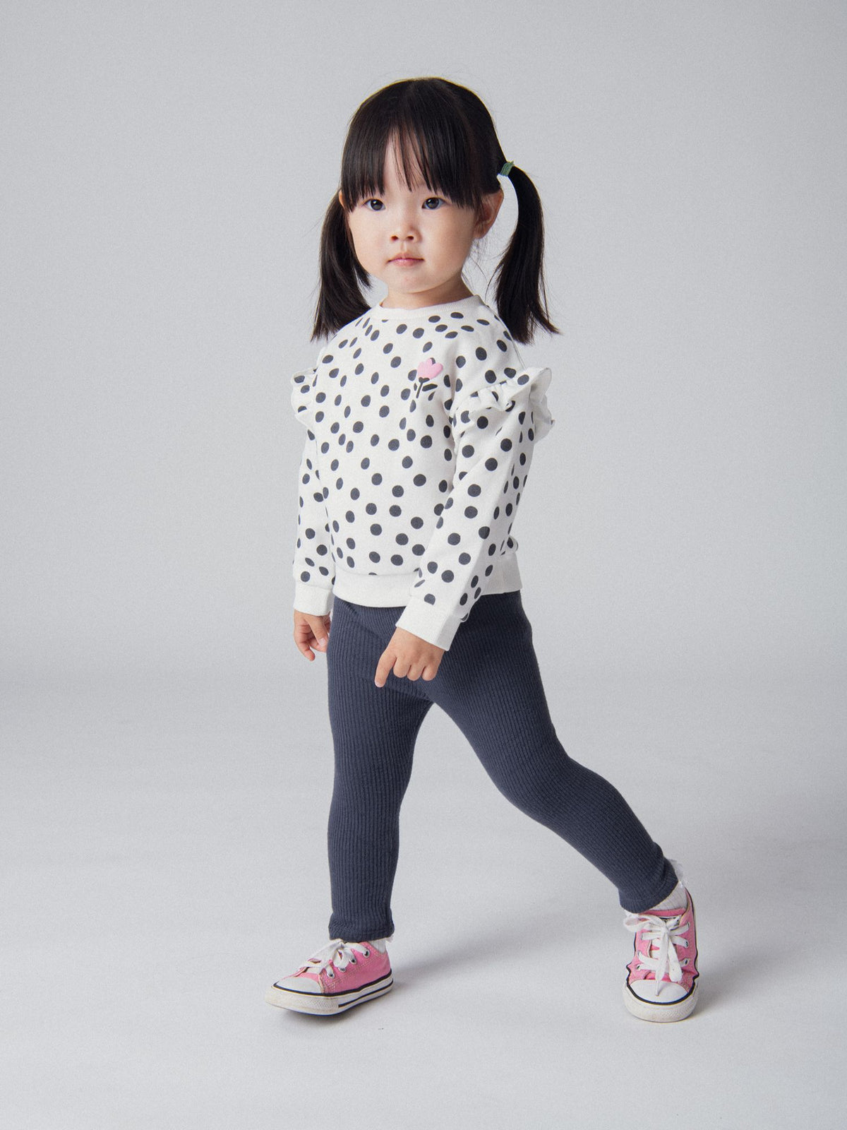 Conjunto de sweatshirt com bolinhas e leggings caneladas para menina bebé