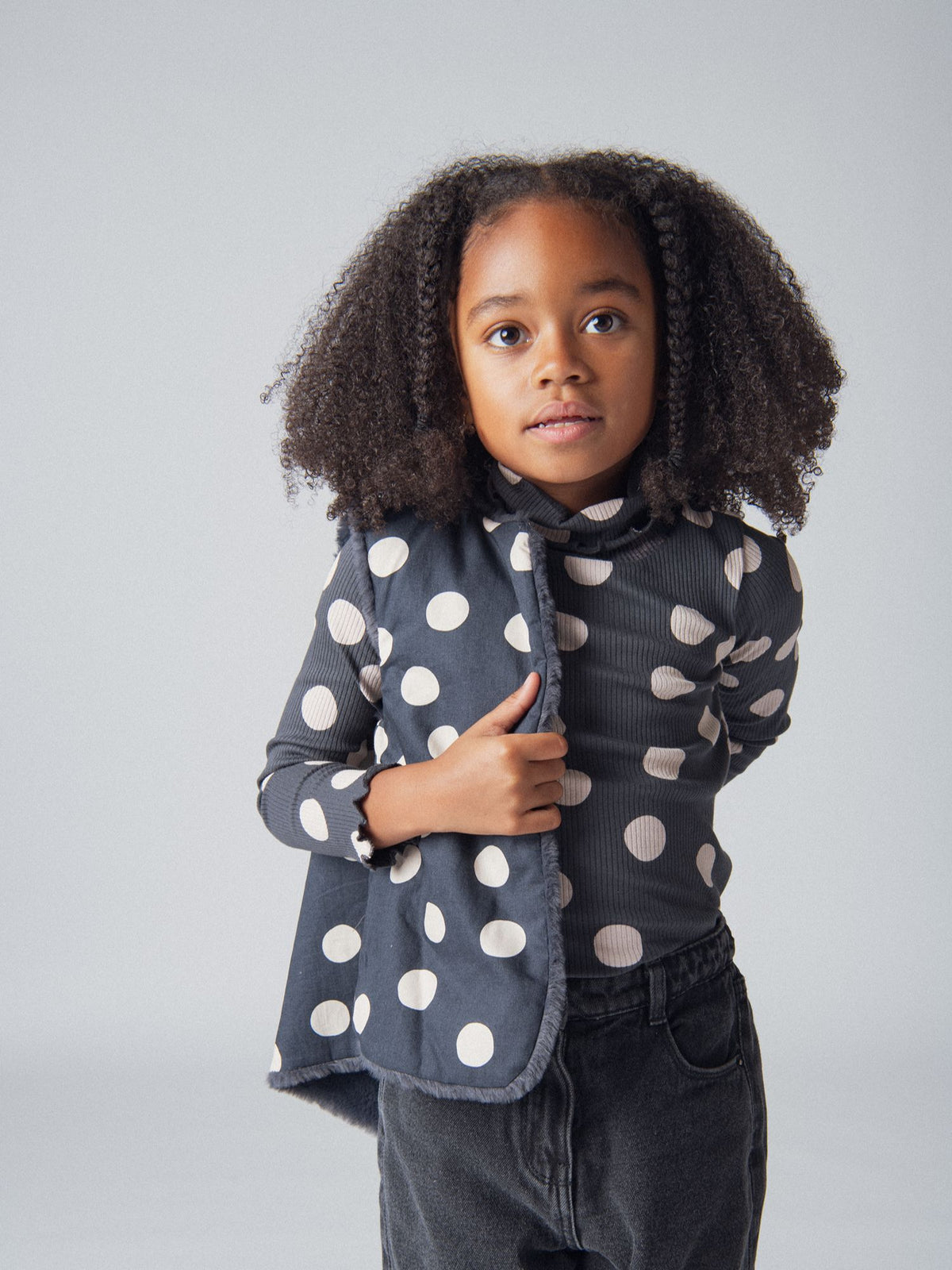 Cardigan cinza escuro sem mangas e reversível em pele sintética para meninas