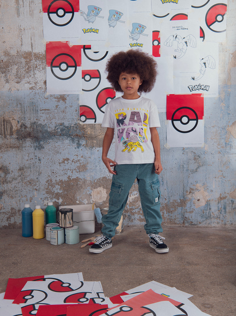 T-shirt branca com animação de Pokémon Raikou