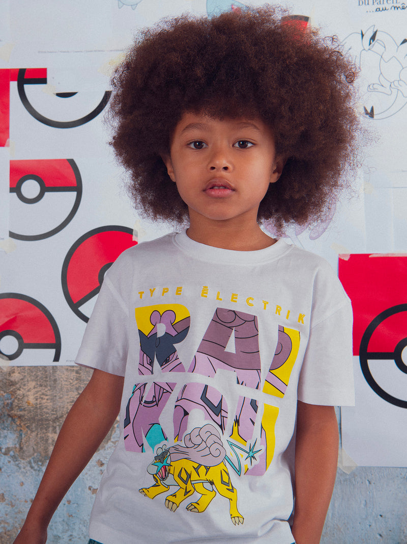 T-shirt branca com animação de Pokémon Raikou