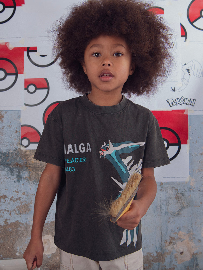 T-shirt cinza com animação de Pokémon Dialga