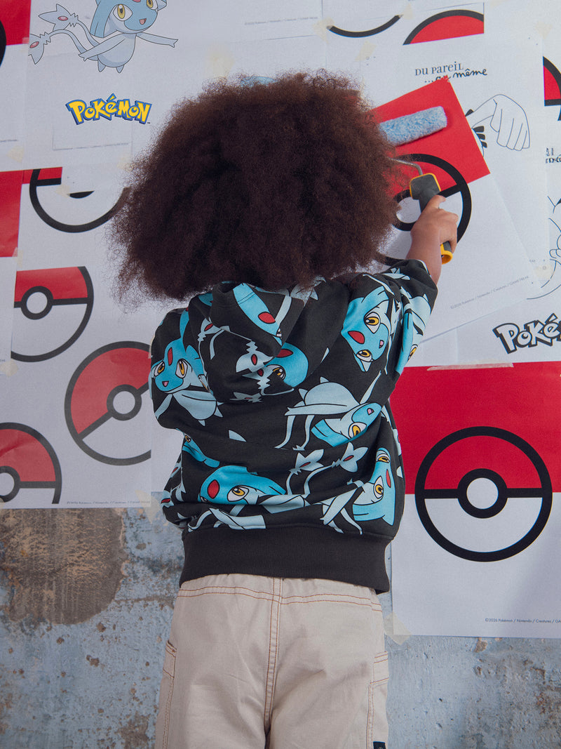 Sweatshirt cinza com estampado de Pokémon Créhelf e Créfadet
