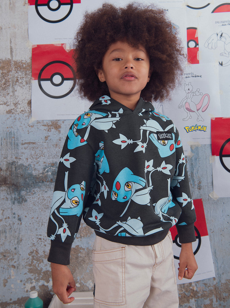 Sweatshirt cinza com estampado de Pokémon Créhelf e Créfadet