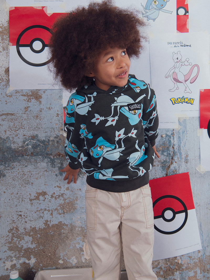 Sweatshirt cinza com estampado de Pokémon Créhelf e Créfadet