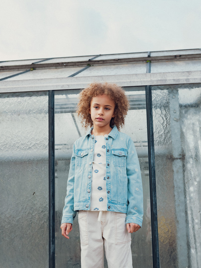Jaqueta em Denim Claro com Bordados de Flores para Meninas