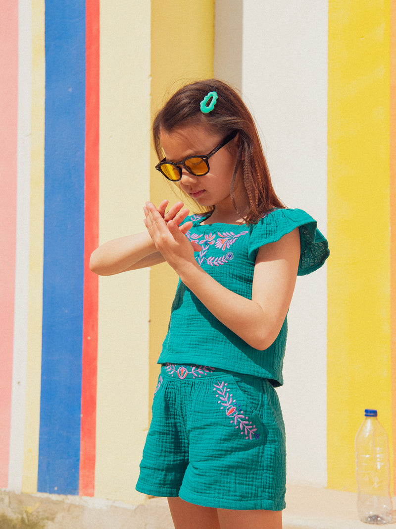 Blusa verde com bordados florais para menina