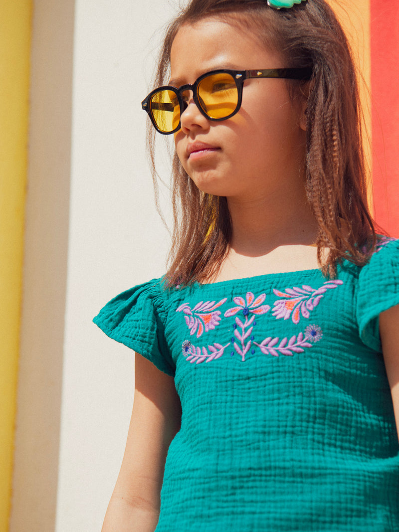 Blusa verde com bordados florais para menina