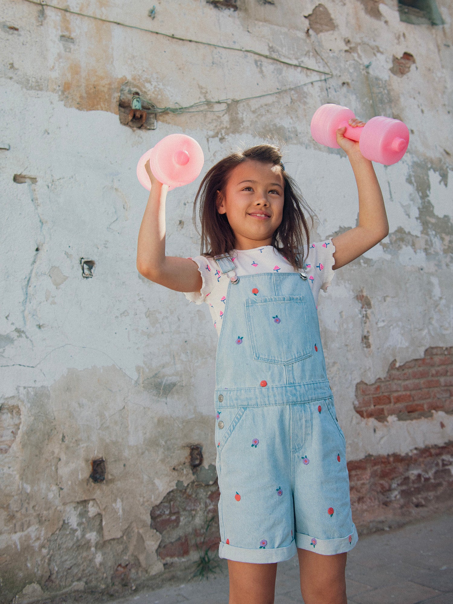 Salopete de denim bordada para meninas