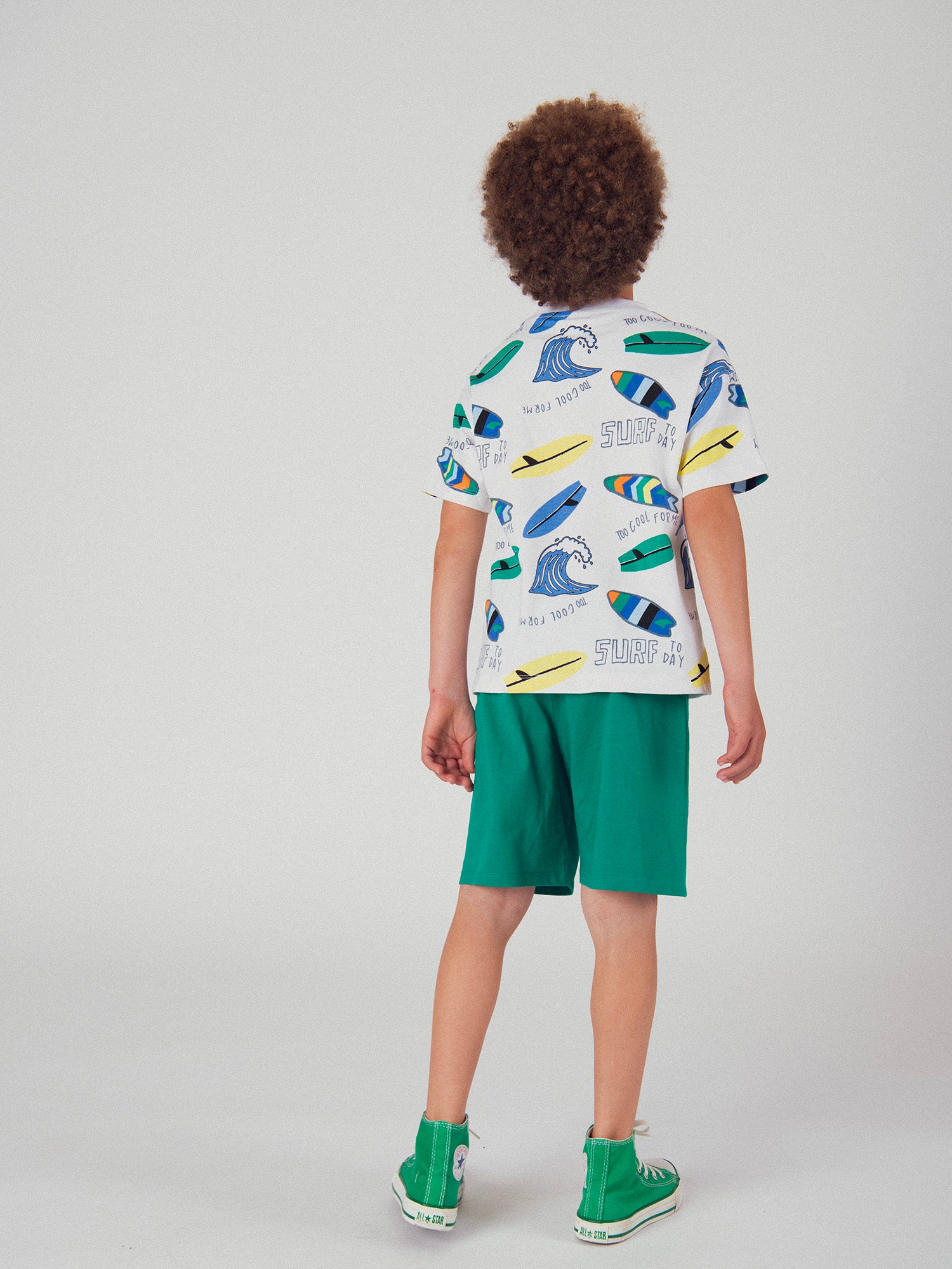 Ensemble t-shirt blanc et short vert avec imprimé pour garçon