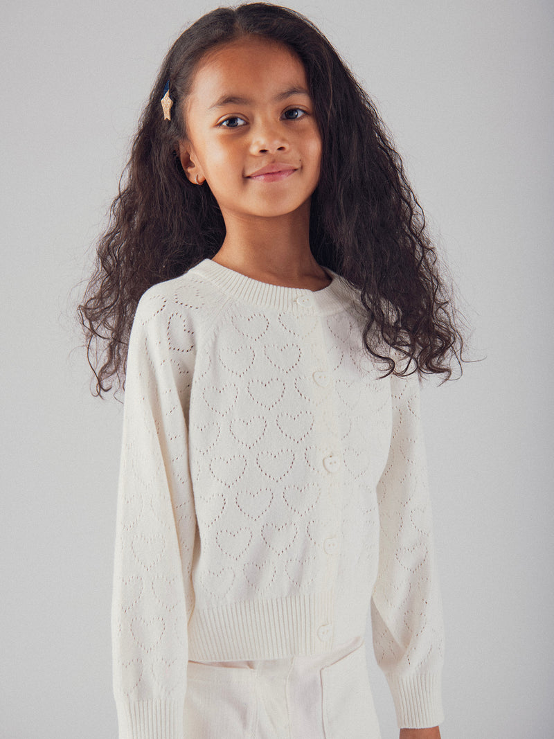 Cardigan branco estragado com detalhe de coração para meninas
