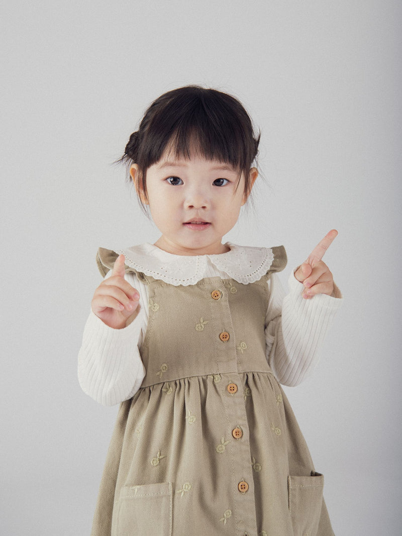 Vestido salopete com bordados de flores para bebé menina
