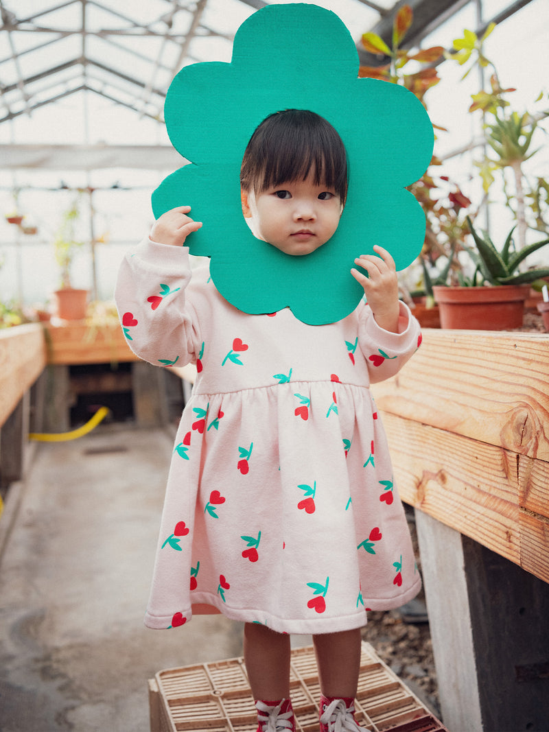 Vestido rosa com estampado de flores e corações para menina