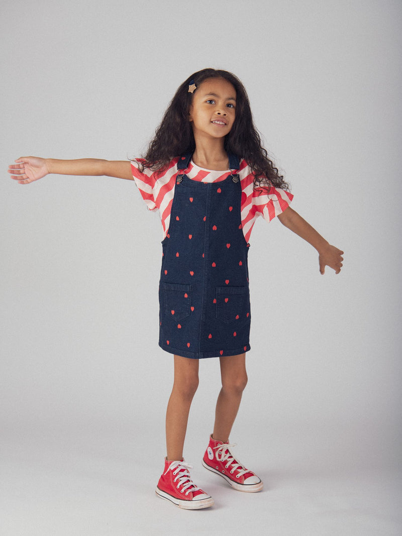 Vestido-salopette azul em denim com bordados de coração para meninas