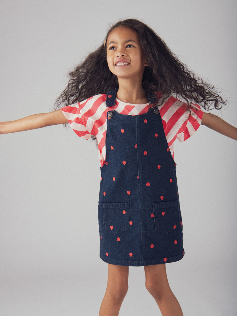 Vestido-salopette azul em denim com bordados de coração para meninas