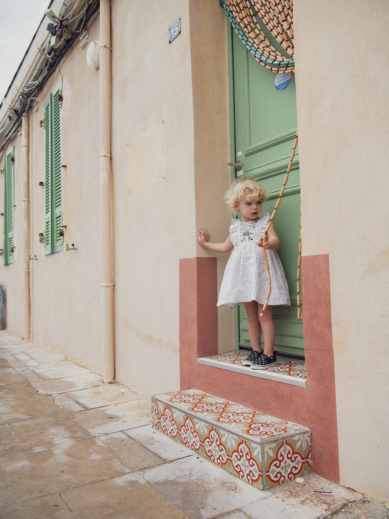 Vestido riscado e bordado com ombros com folhos e bloomer para menina bebé
