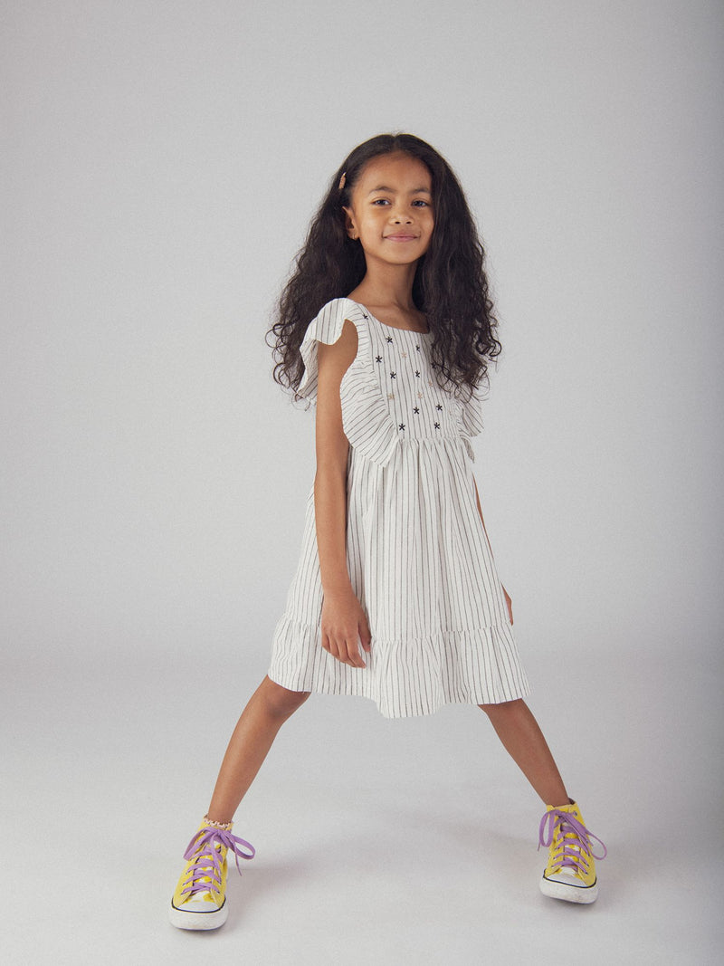 Vestido ecru com bordados de flores para meninas