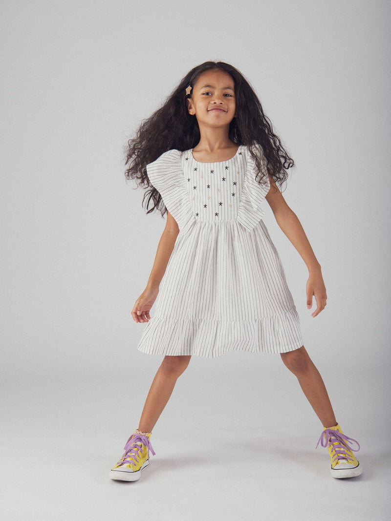 Vestido ecru com bordados de flores para meninas
