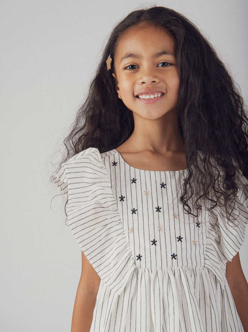 Vestido ecru com bordados de flores para meninas