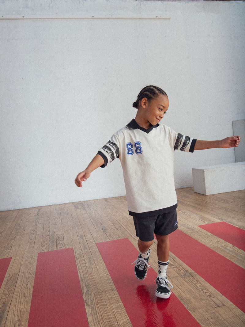 T-shirt bege com animação de T-Rex para menino