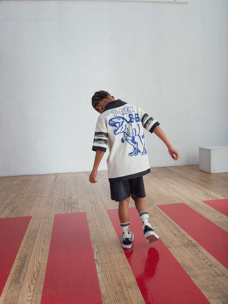 T-shirt bege com animação de T-Rex para menino