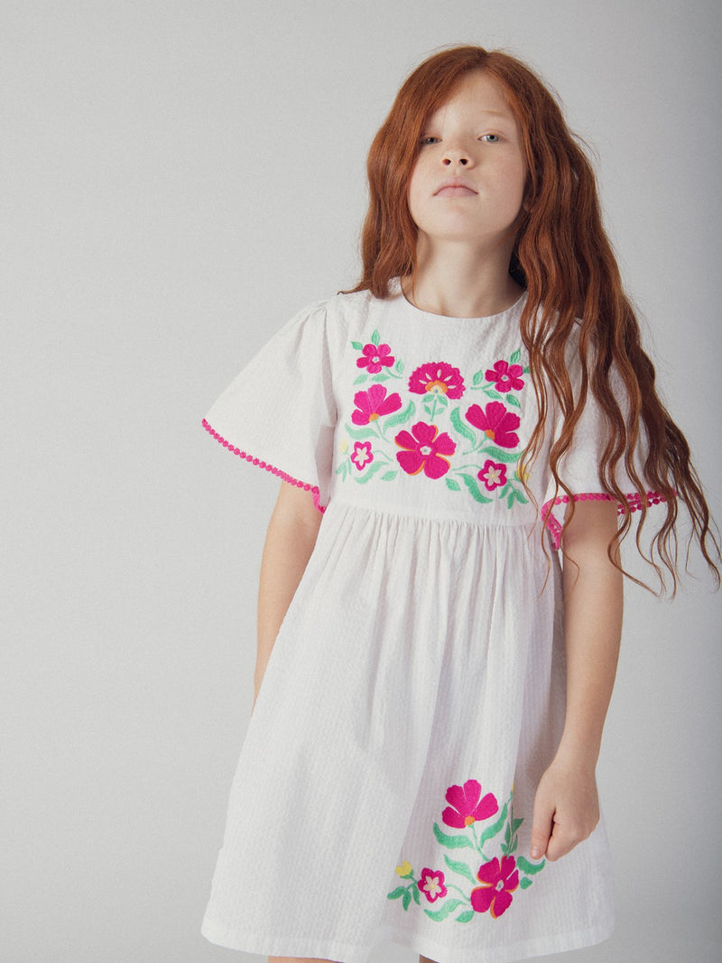 Vestido branco com bordados florais para meninas