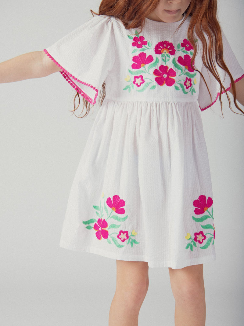 Vestido branco com bordados florais para meninas