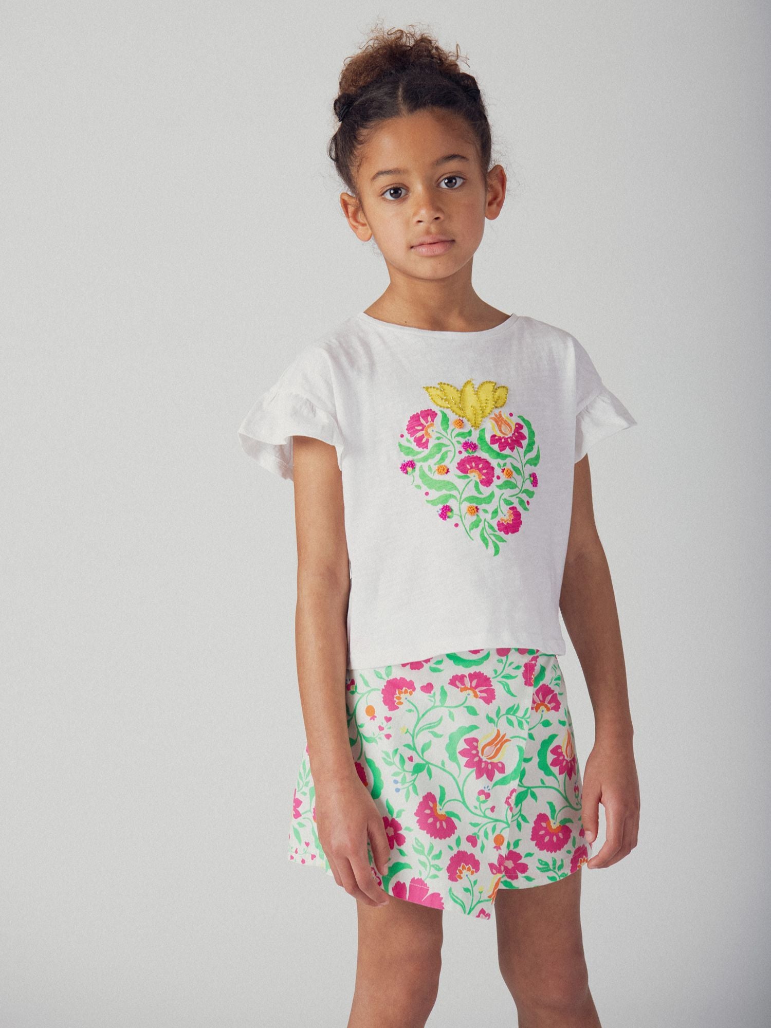 T-shirt branca com animação de coração para meninas