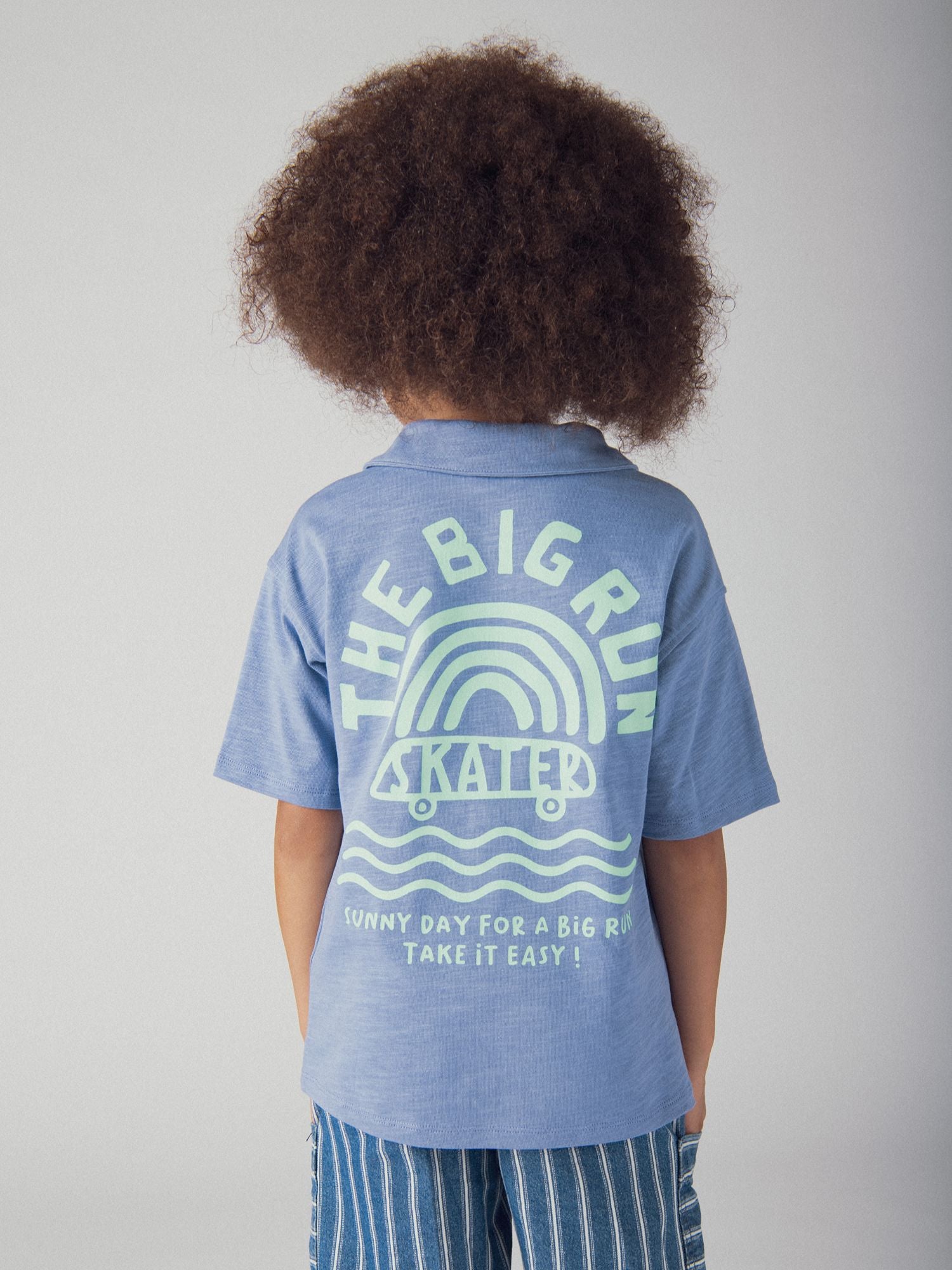 T-shirt azul com animação nas costas para rapazes